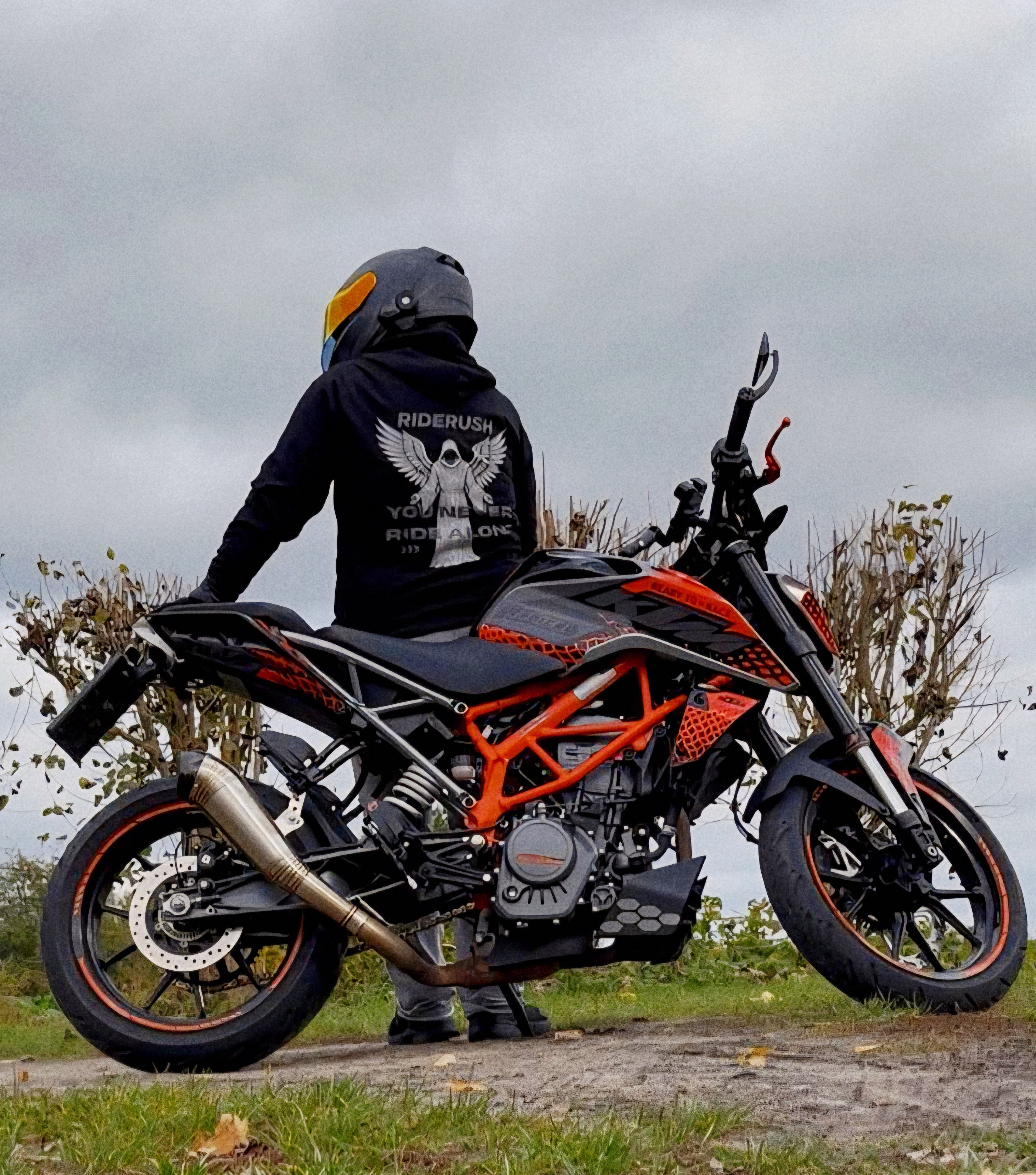 Kundin mit RideRush Hoodie